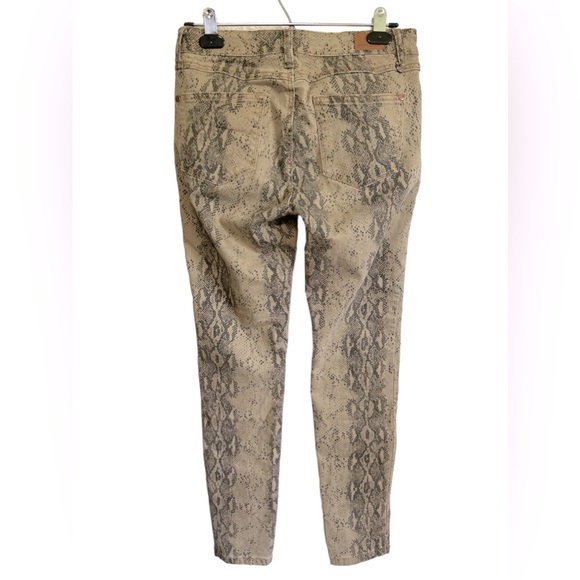Judy Blue  Tan Gray Snakeskin Print Mid Rise Stretch  Skinny Jeans Size 7/28 - Picture 3 of 8